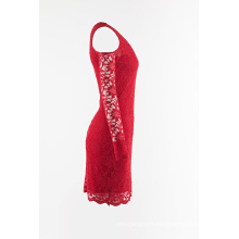 Robe en dentelle rouge à épaules dénudées